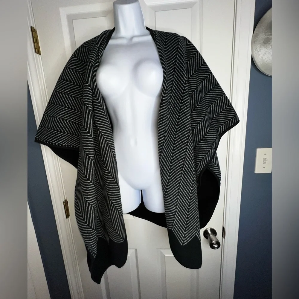 Ike Behar One Size Black Soft Geometric Fleece Ruana Wrap Poncho Sweater OS